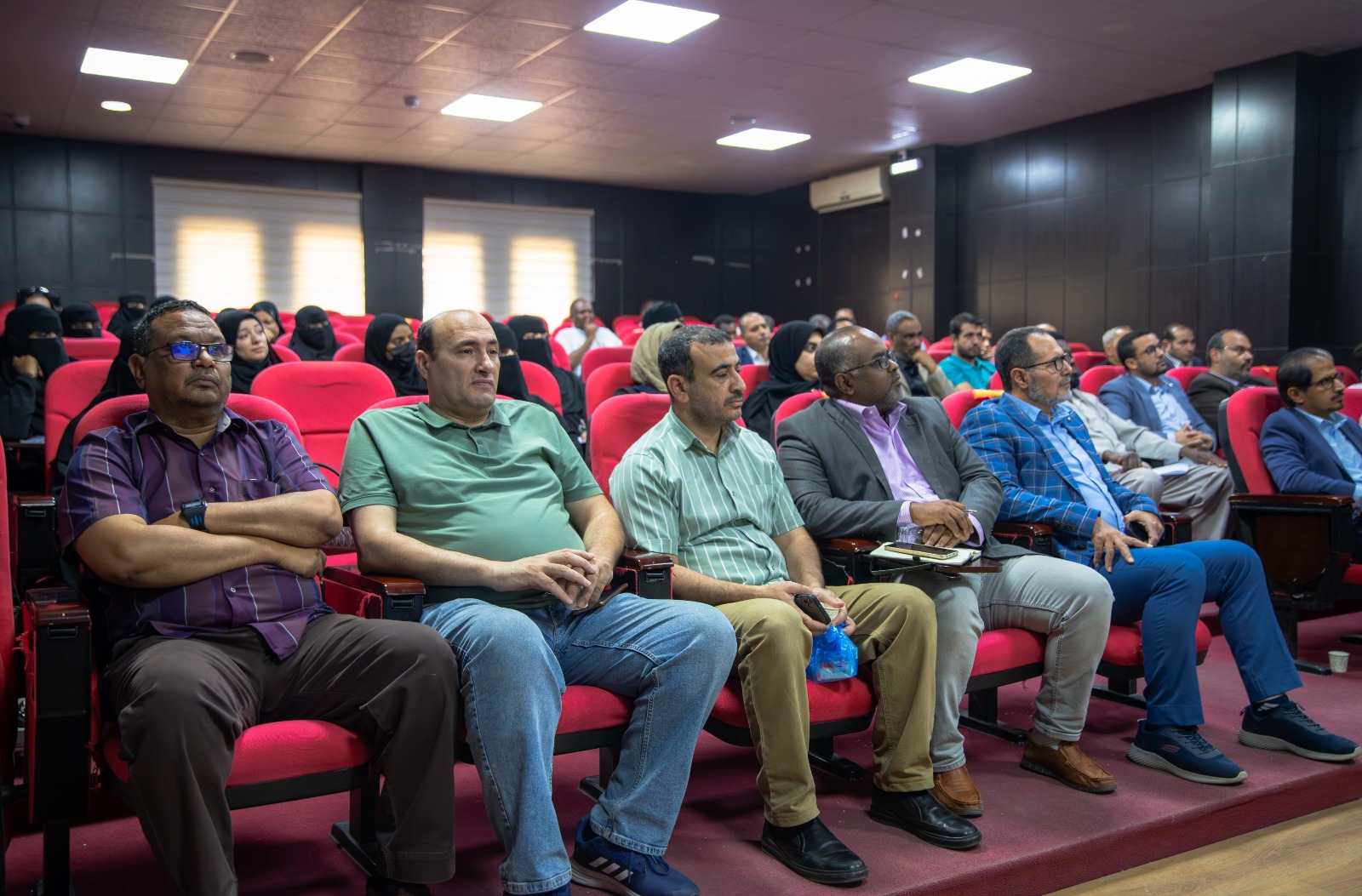 إعداد التقارير السنوية والخطط التشغيلية للبرامج الأكاديمية