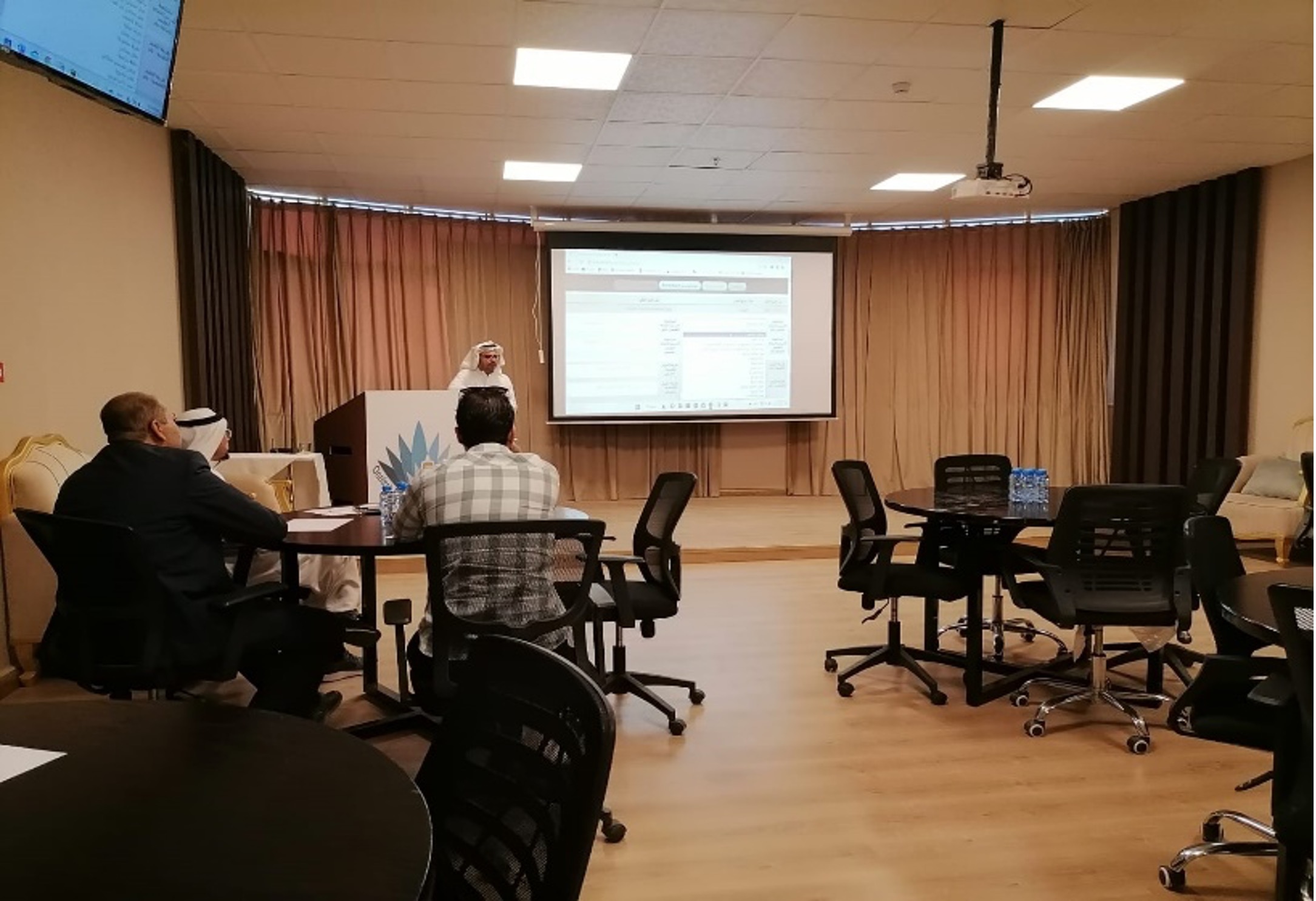 مناقشة استراتيجيات التدريس وطرق التقييم على نظام الجودة الحديث